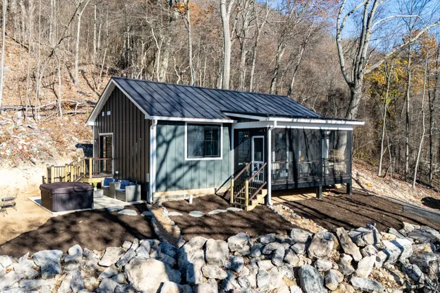 Mountainside Airbnb Home — photograph 2