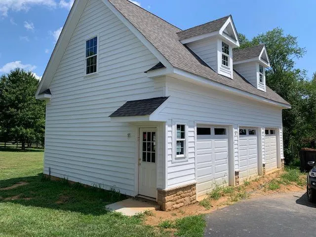 Custom Garage with Apartment — photograph 2