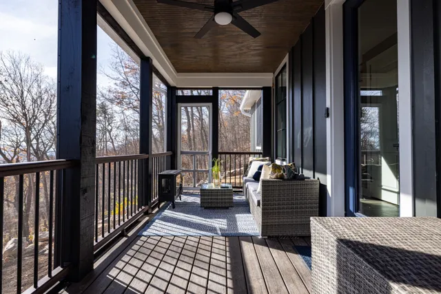 Mountainside Airbnb Home — photograph 1